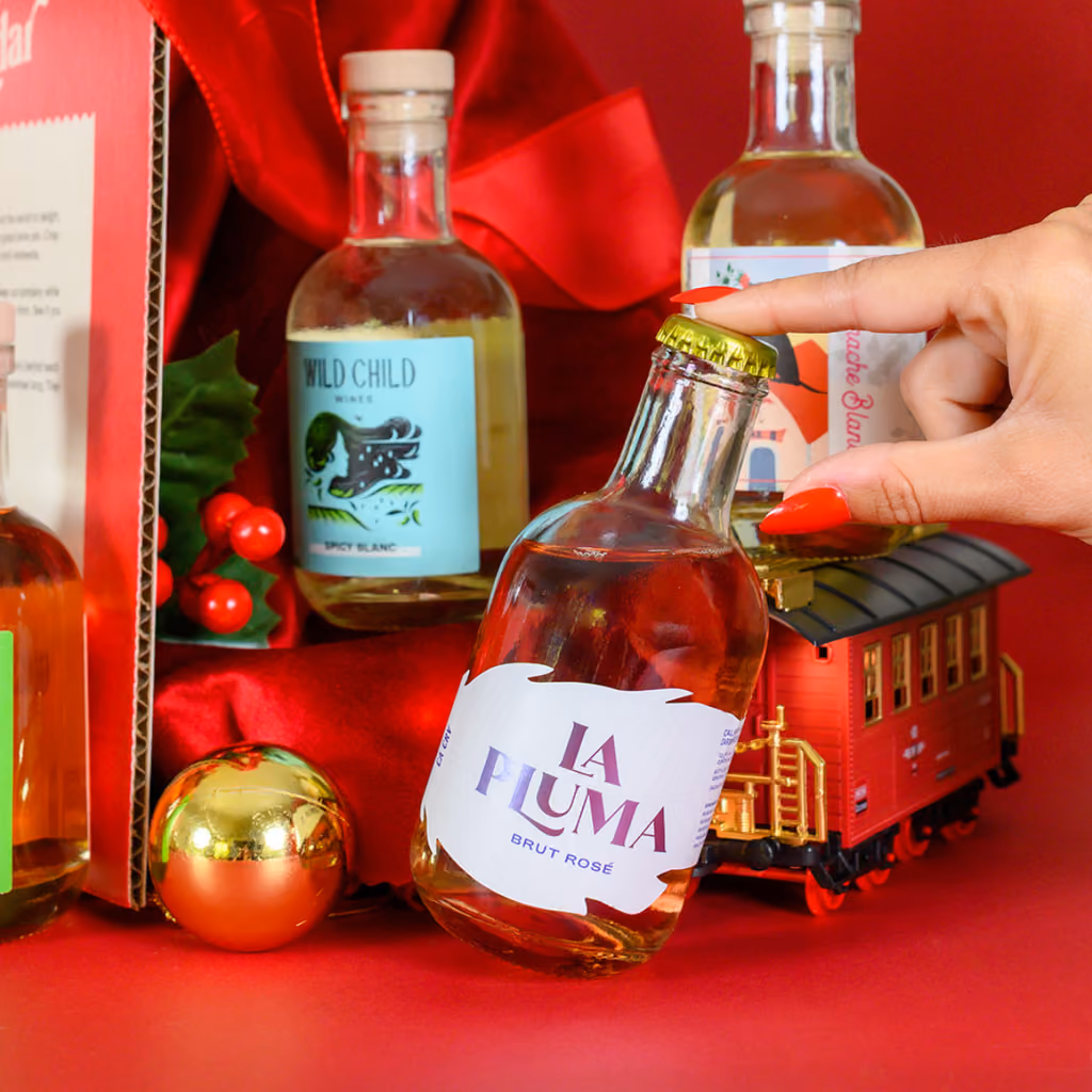 A La Pluma rosé mini bottle being opened beside the box