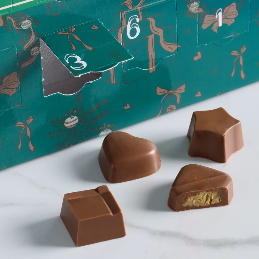 Doors open on the green box with heart and star-shaped pralines in front
