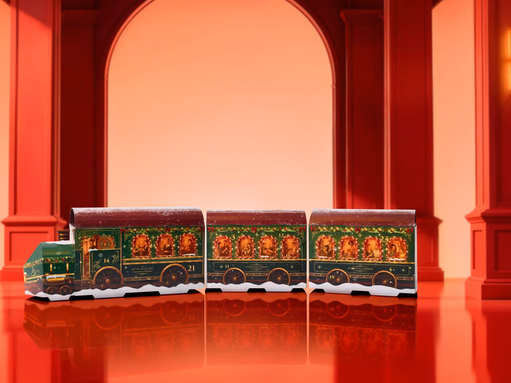 The green train calendar lined up on a red stage under an arch