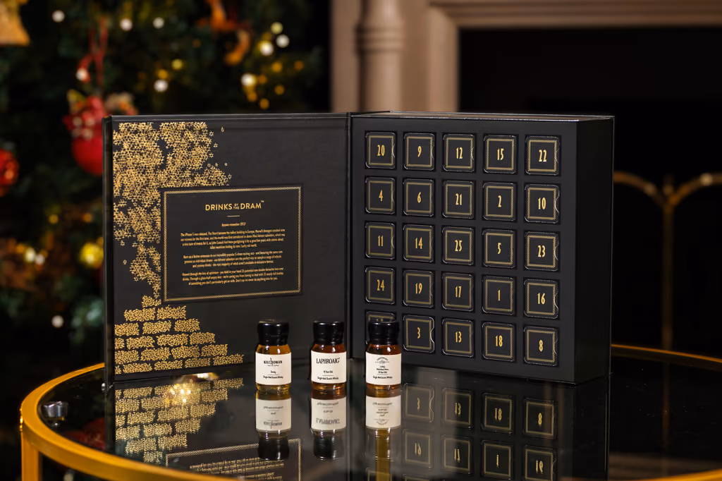 The box opened to 25 numbered doors with three drams in front, a Christmas tree behind